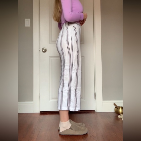 Lightweight Lined Capri Flowy Pants - Picture 2 of 3